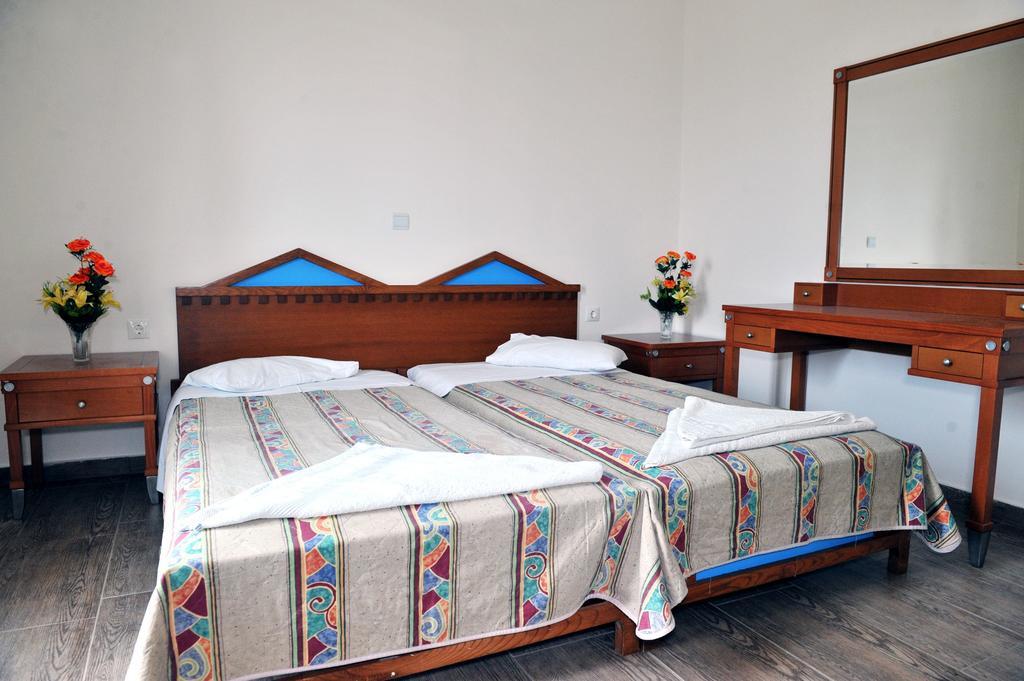 Hollywood Suites Tigaki Exterior foto